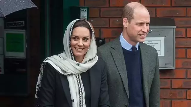 Londra'daki deprem gönüllüleriyle gerçekleşen özel buluşmaya, Kate Middleton'ın başörtüsü damga vurdu!