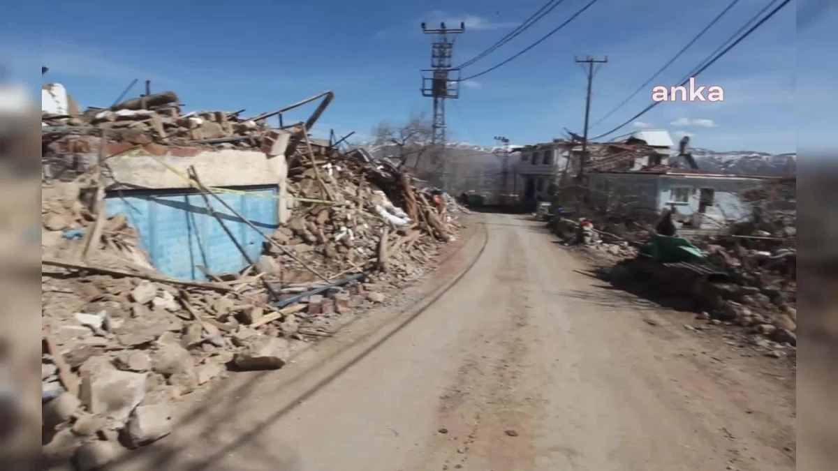 Malatyalı 12 Yaşındaki Depremzede Zehra, Enkazdan Çıkarılan Kuşlarını Yanından Ayırmıyor