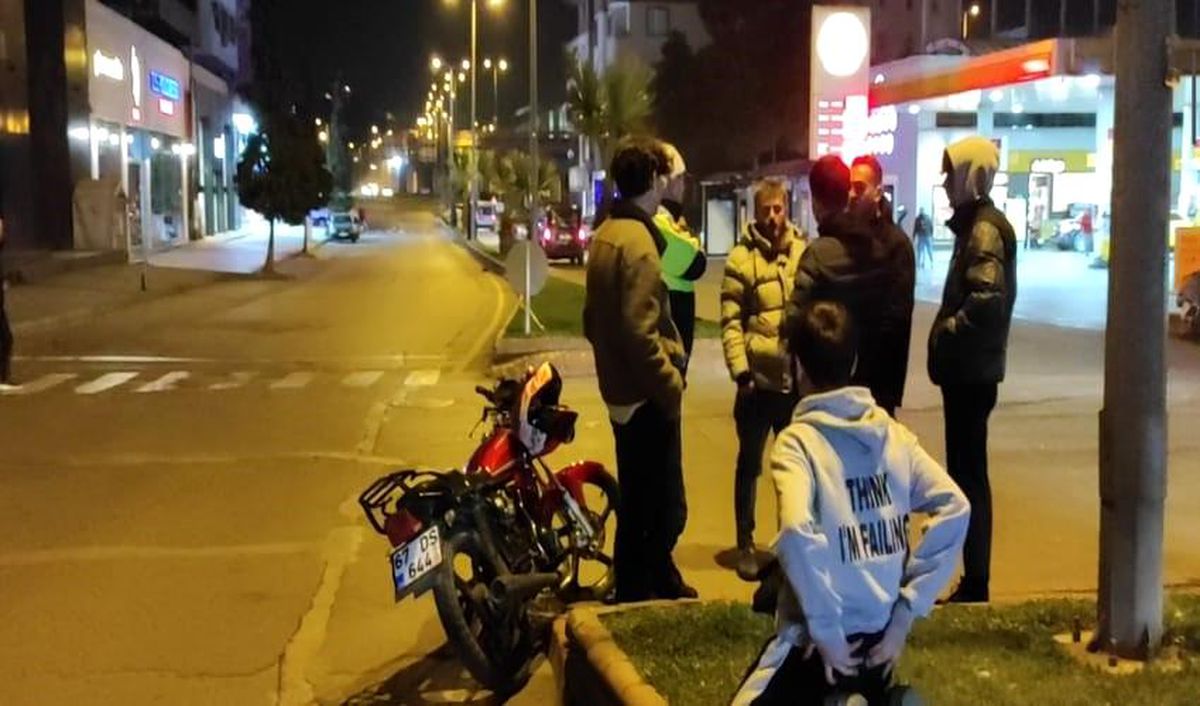 Motosiklet üzerinde şov kazayla noktalandı: 2 yaralı