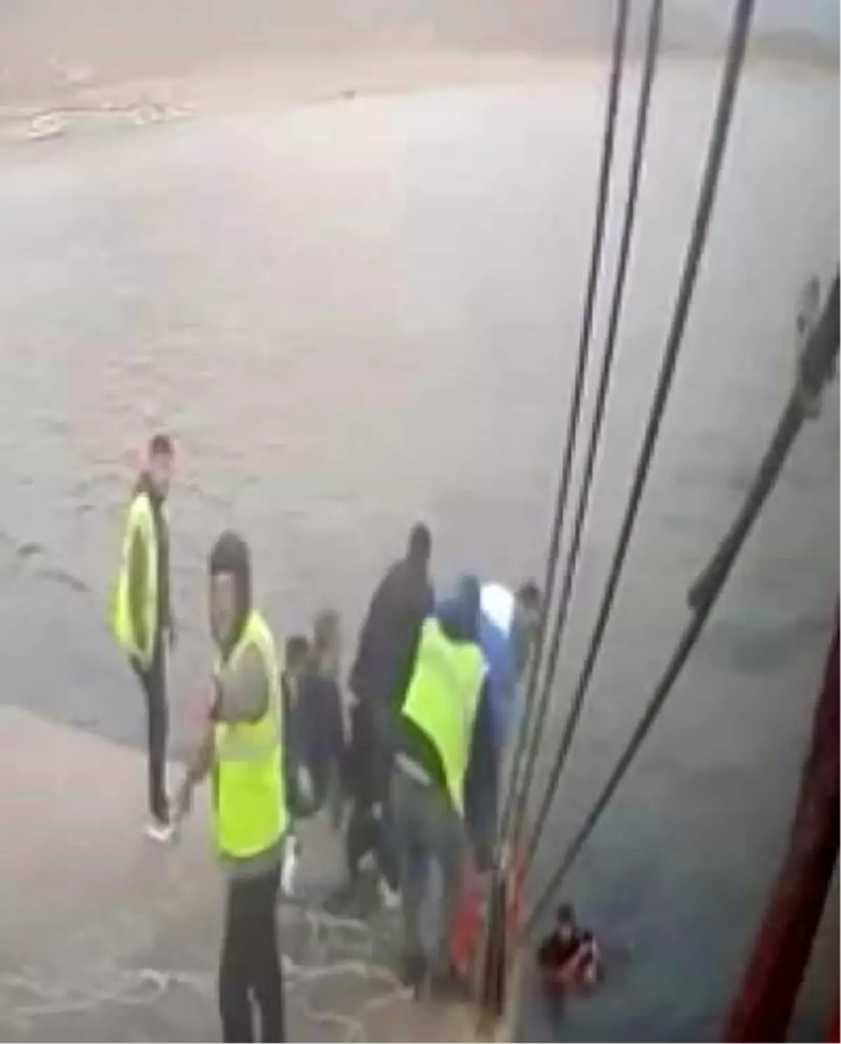 Ölüme atladı, yolcu ve görevliler son anda kurtardı