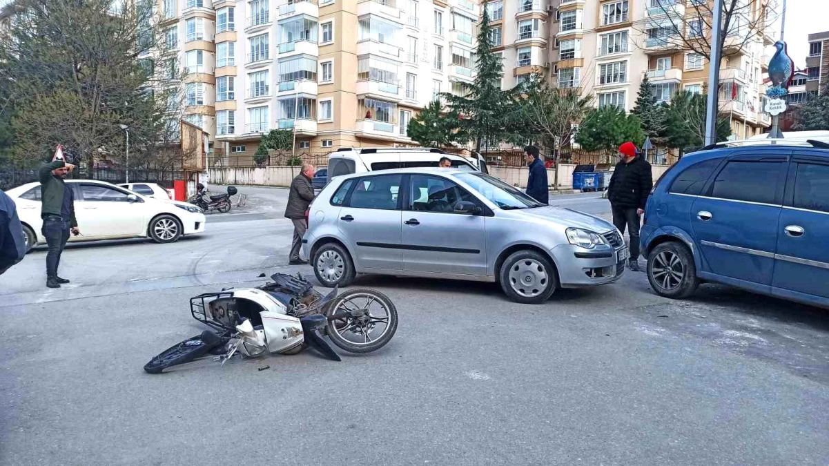 Otomobilin çarptığı motosiklet sürücüsü yaralandı