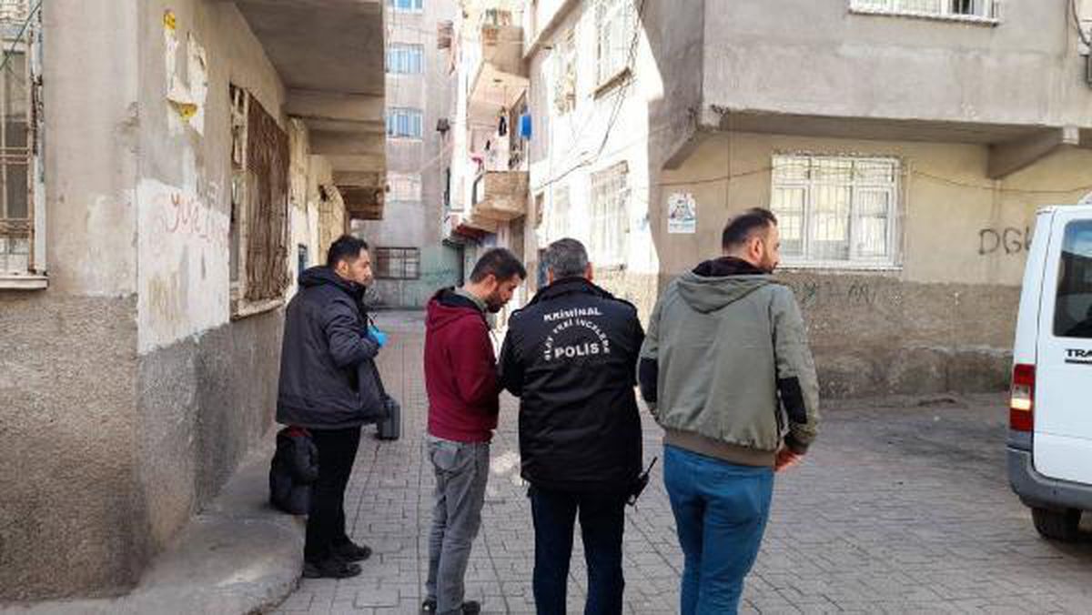 Polise bıçakla saldırdı, bacağından vuruldu