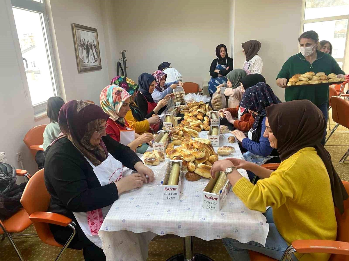 Pursaklar\'ın hanımları depremzedeler için harıl harıl çalışıyor