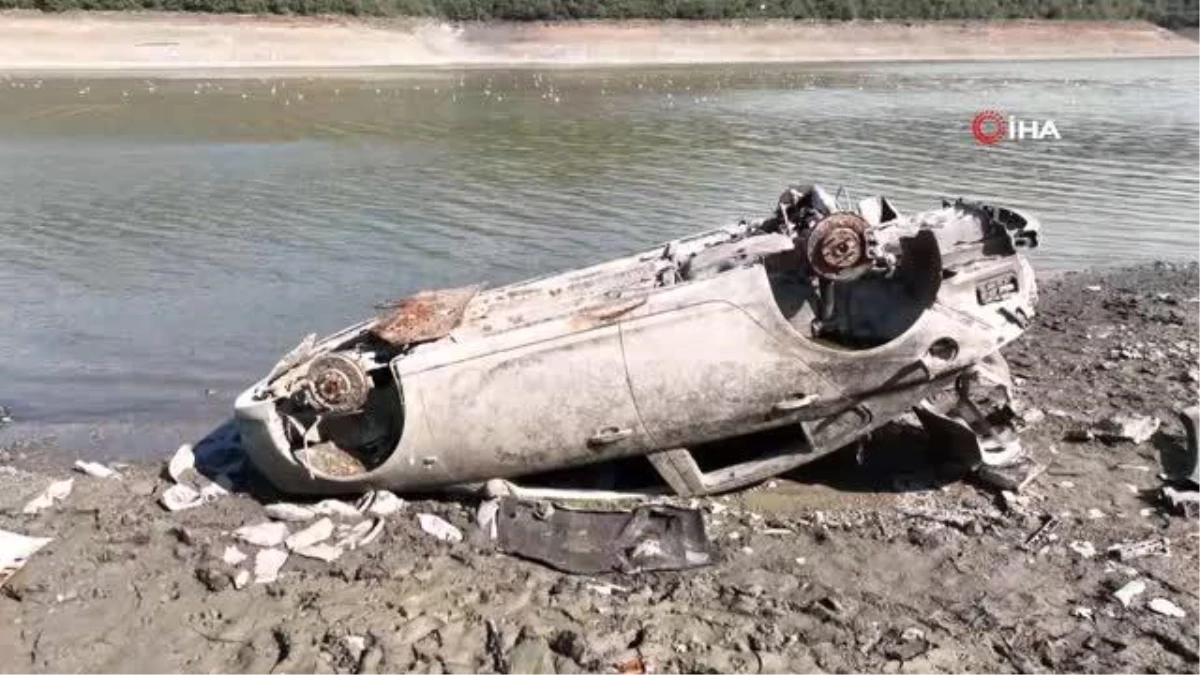 Suların çekildiği Alibey Barajı\'nda araçlar gün yüzüne çıktı