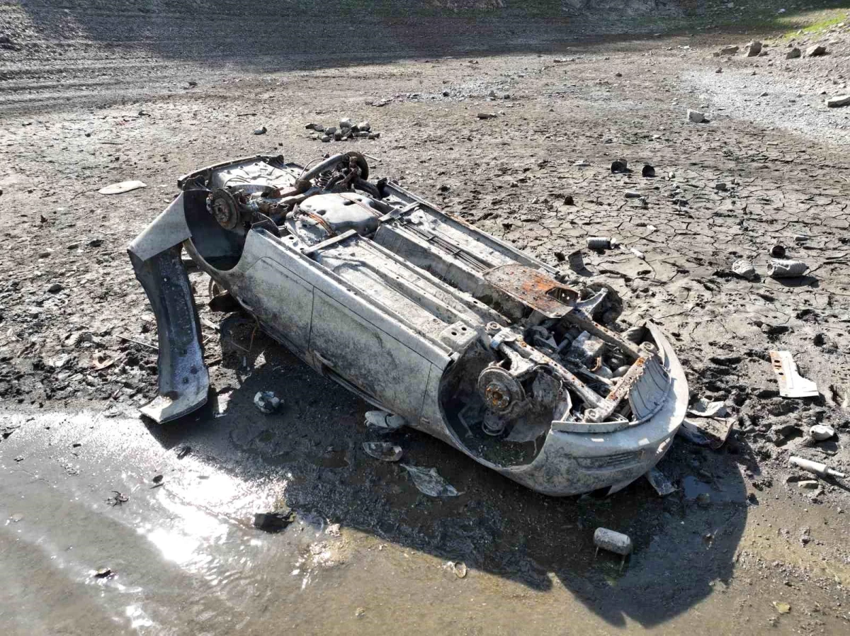 Suların çekildiği Alibey Barajı\'nda yüzeye çıkan araçlar hala kaldırılmadı