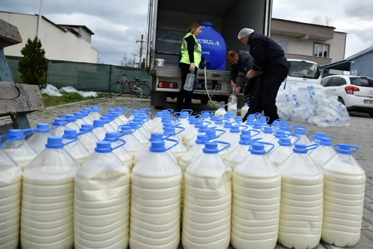 Süt üreticilerinden depremzedelere süt desteği