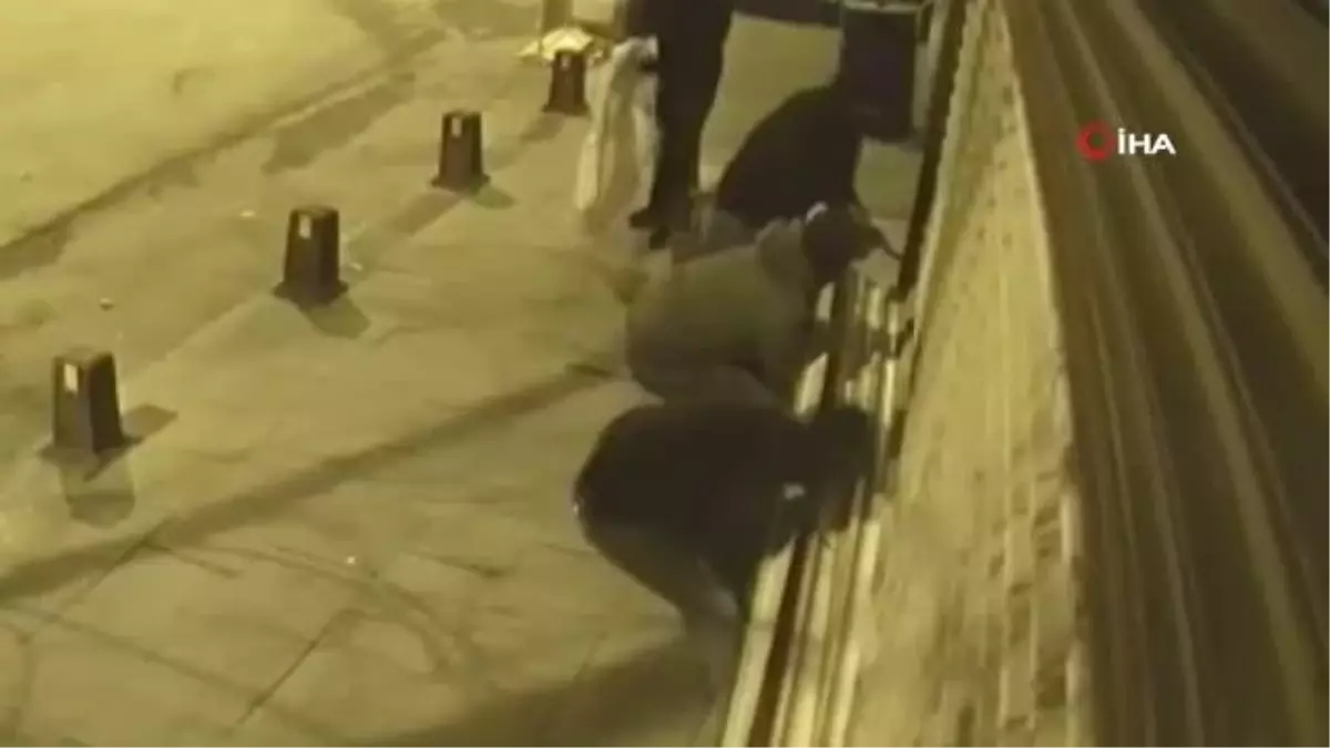 Tuzla\'da çuvallı, sepetli kuyumcu soygunu kamerada: 5 kilo altın ve 300 bin lira çaldılar