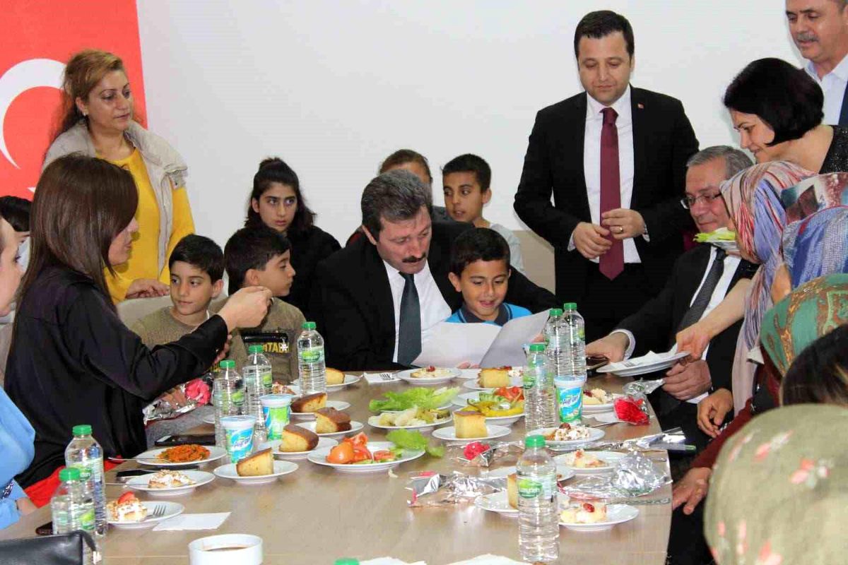 Vali Tavlı, Menteşe\'deki depremzedeler ile bir araya geldi