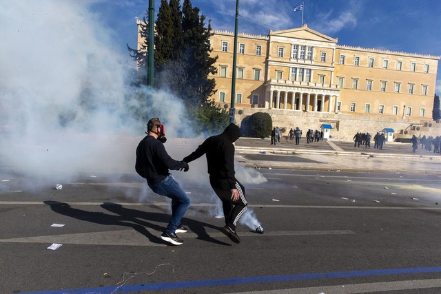 Yunanistan'da Tren Kazasının Ardından Protestolar Sürüyor Yunanistan'da Tren Kazasının Ardından Protestolar Sürüyor
