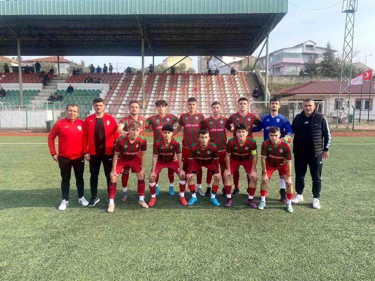 1308 Osmaneli Belediyespor şampiyonluk kupasını aldı