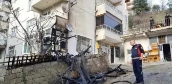 Bahçede çıkan yangın apartmanın balkonuna sıçradı