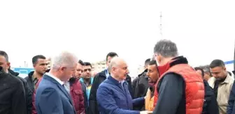 Bakan Karaismailoğlu, Gaziantep'te depremzedelerle görüştü
