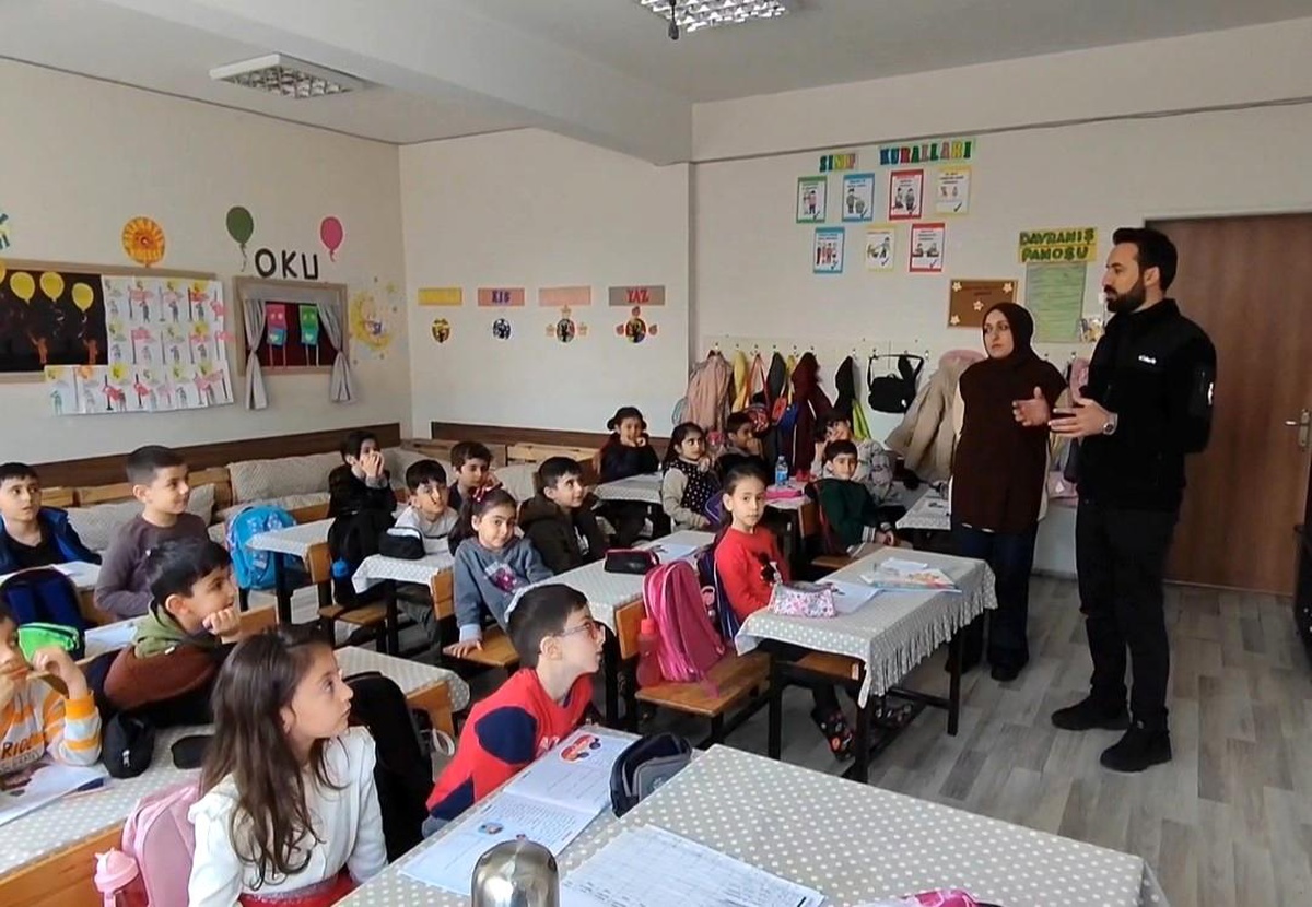 Bingöl\'de minik öğrenciler, akranları için topladıkları paraları deprem bölgesine yolladı