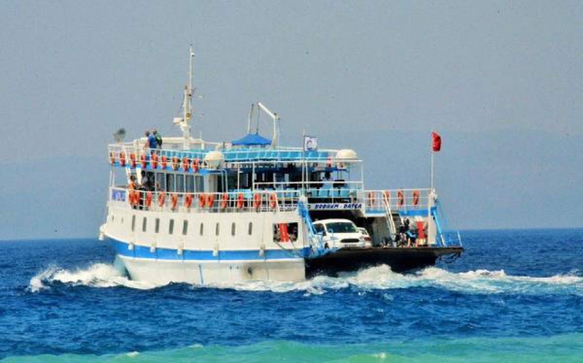 Bodrum\'da feribot seferine \'fırtına\' engeli