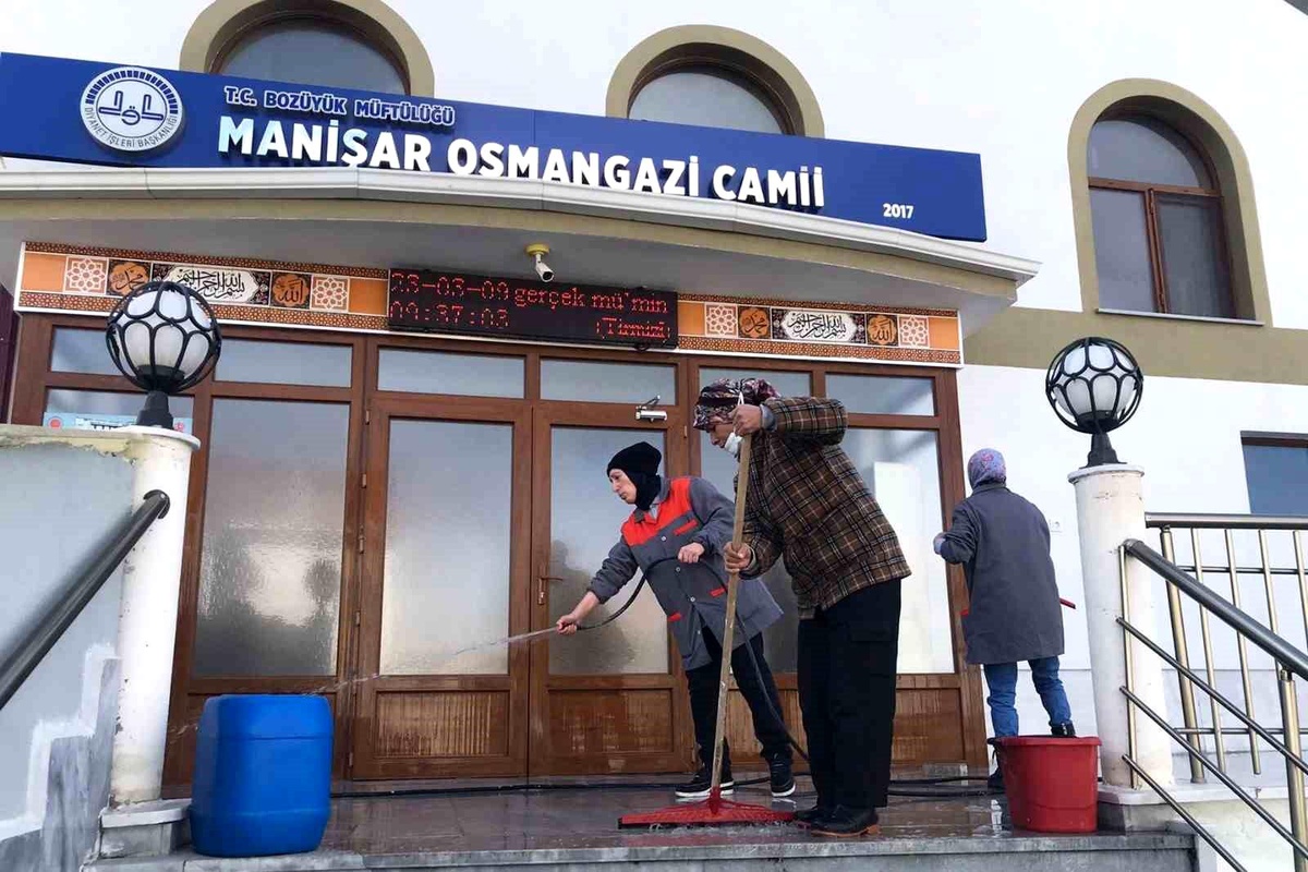 Bozüyük\'te camilerde Ramazan temizliği