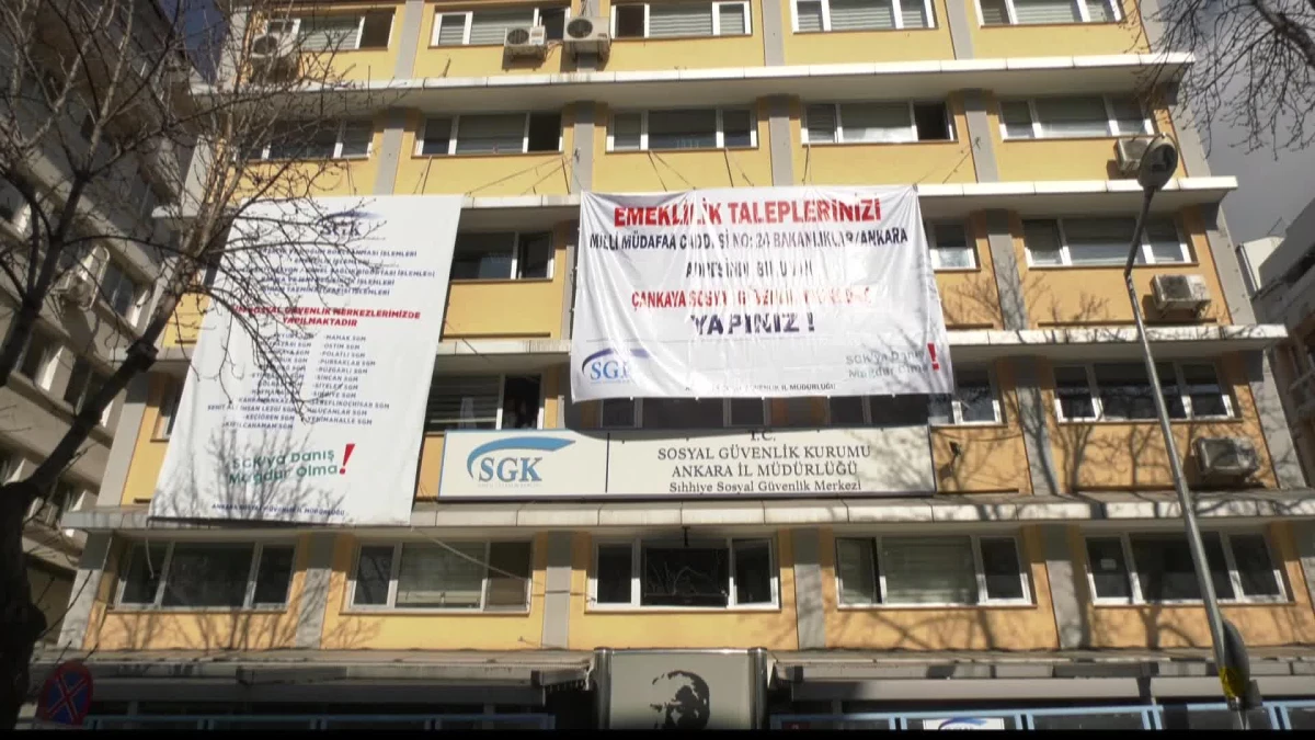 Büro Emekçileri Sendikası, Eyt Düzenlemesi Nedeniyle İş Yükü Artan Sgk Çalışanlarının Taleplerinin Karşılanması İçin Ankara\'da Eylem Yaptı