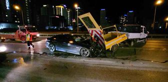 Bursa'da lüks otomobil, yolda temizlik yapan belediye aracına çarptı: 2 yaralı