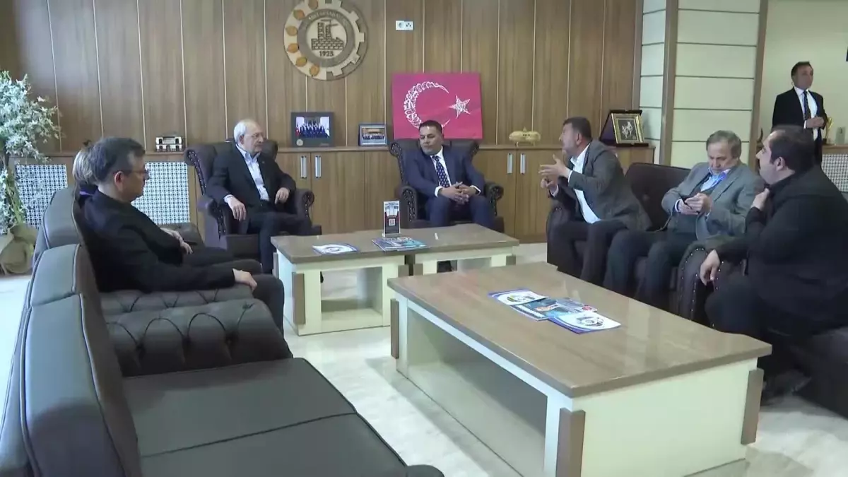 Cumhurbaşkanı Adayı Kılıçdaroğlu\'nun Derdini Dinlediği Malatyalı Bir Muhtar: "Bugün Nasıl Gelip Bizlerin Derdini Soruyorsanız Yarın Düzlüğe Çıkarken...