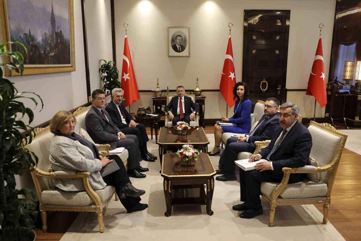 Cumhurbaşkanı Yardımcısı Oktay, BM temsilcisini Grandi ile görüştü