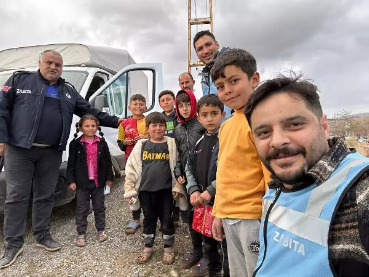 Deprem bölgesindeki çocuklara oyuncak, çikolata ve şekerleme dağıtıldı