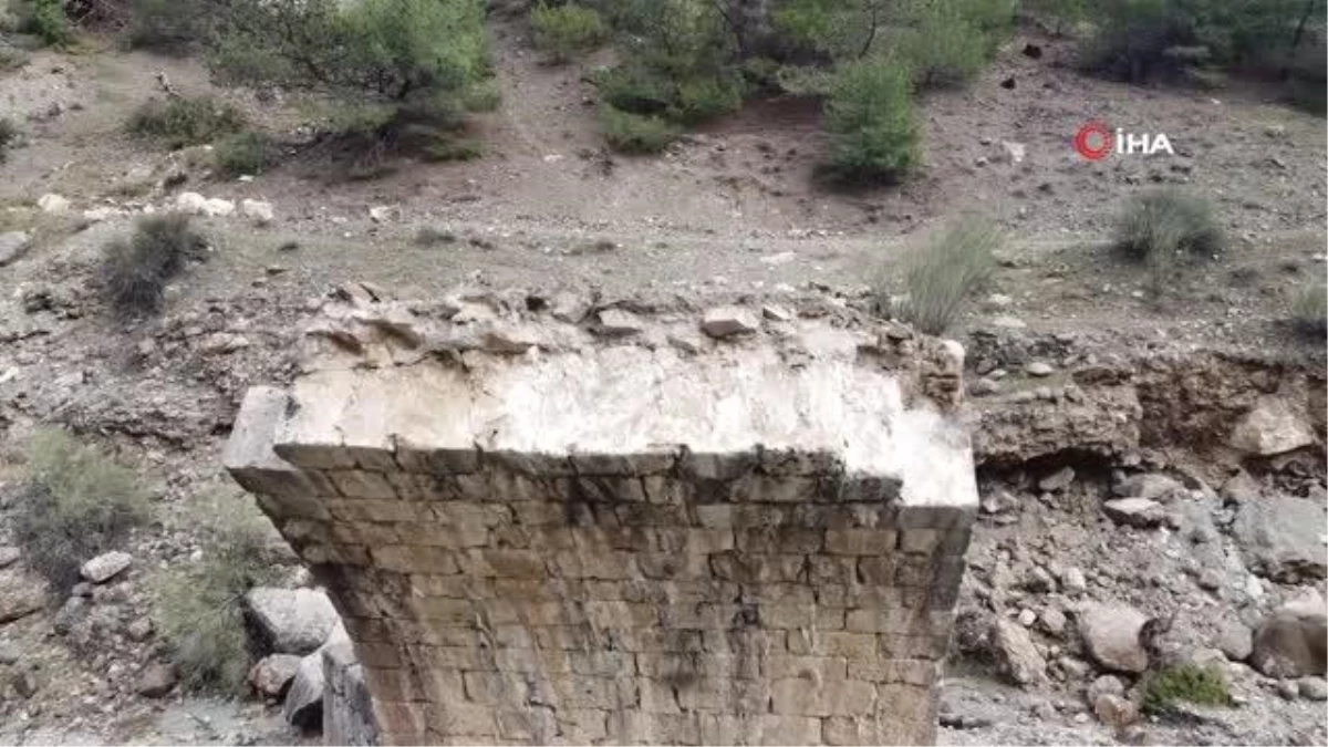 Depremde tarihi Vicina Köprüsü de yıkıldı