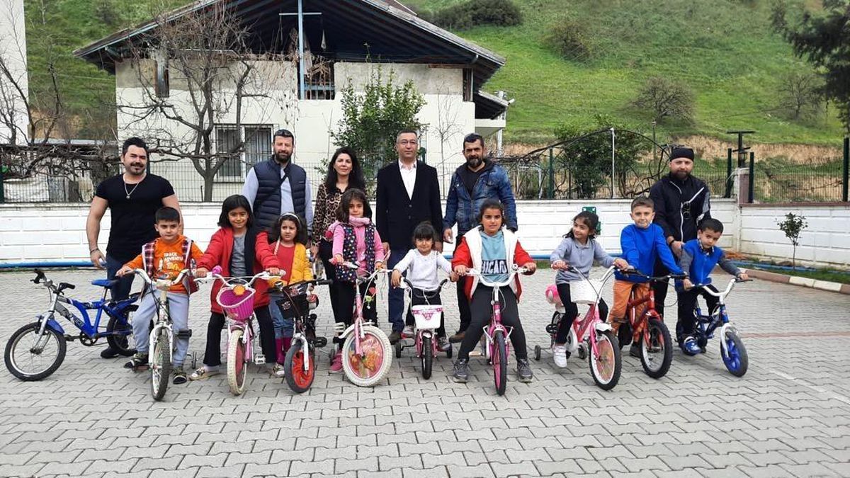 Depremzede çocukları mutlu ettiler