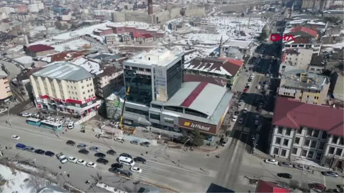 Erzurum'da riskli 47 yıllık bina yıkılıyor