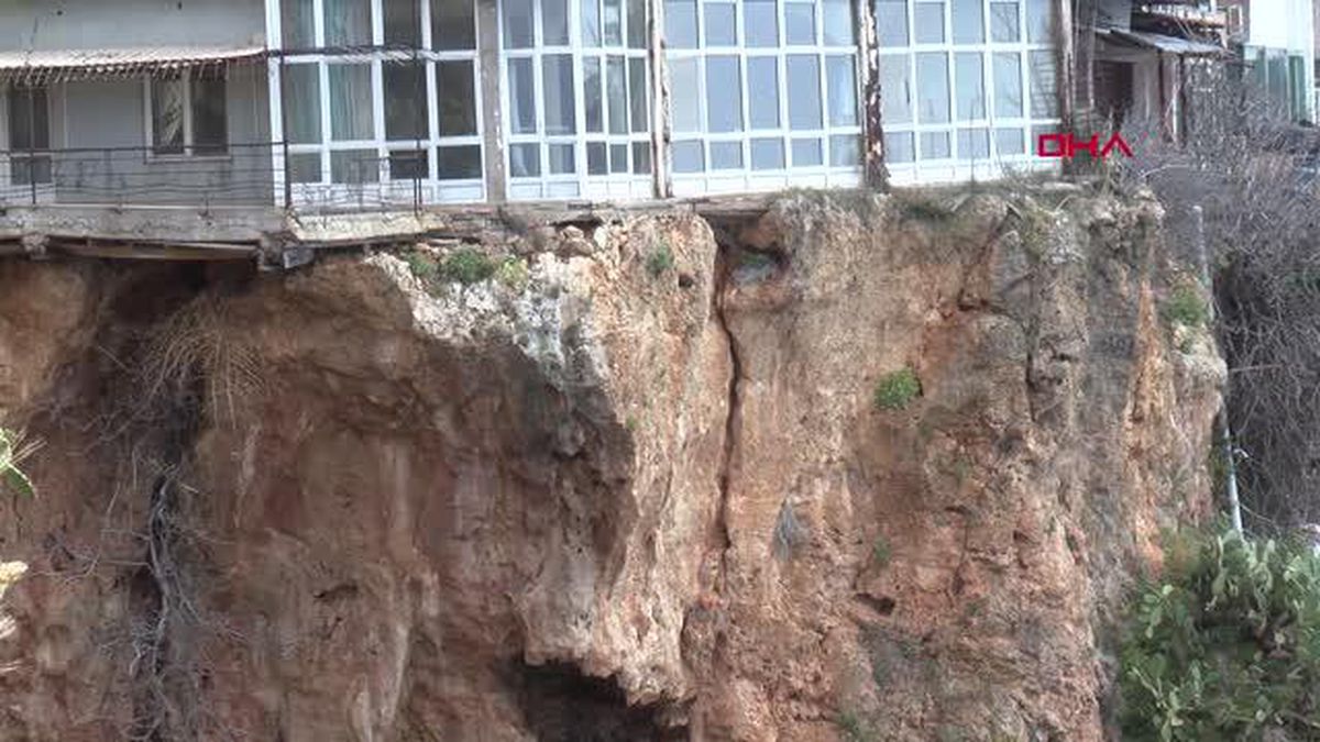 FALEZLERDE YARIK OLUŞAN KAYA ÜZERİNE 'EV'