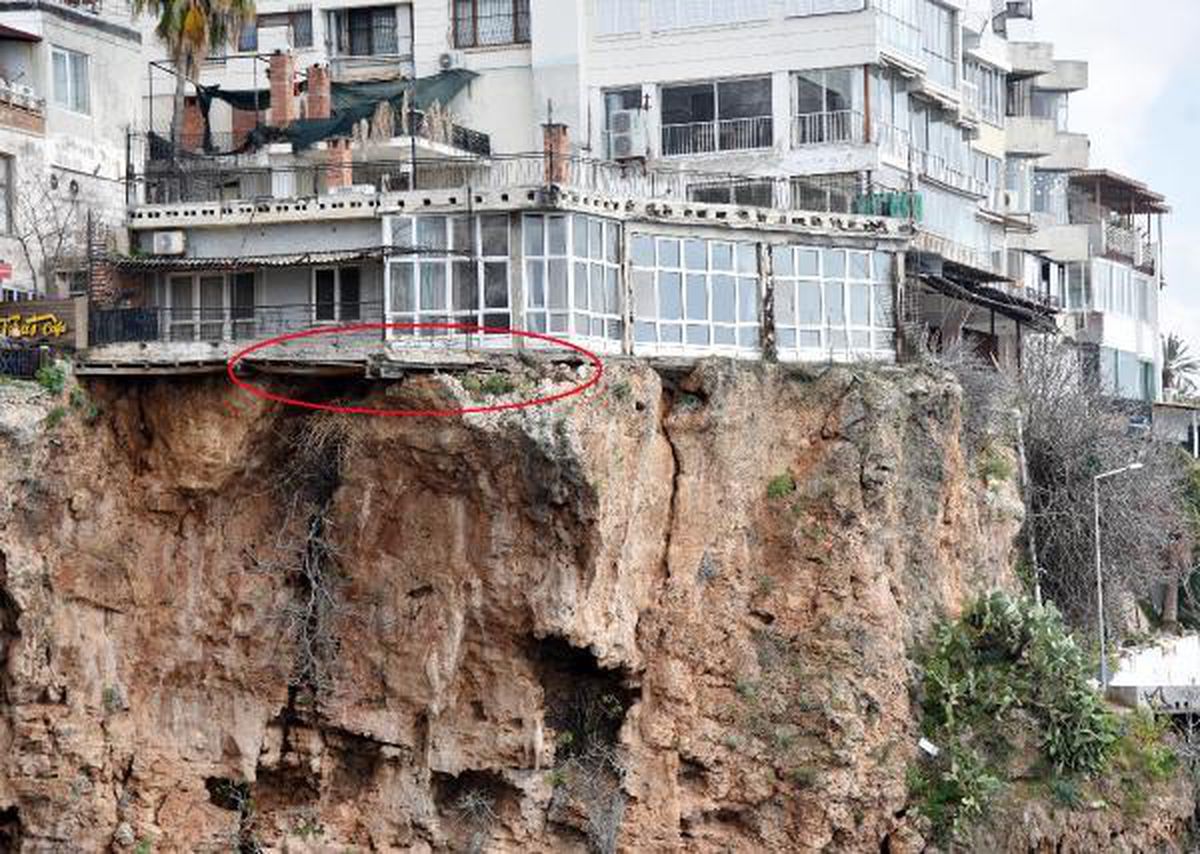 Falezlerde yarık oluşan kaya üzerine 'ev'