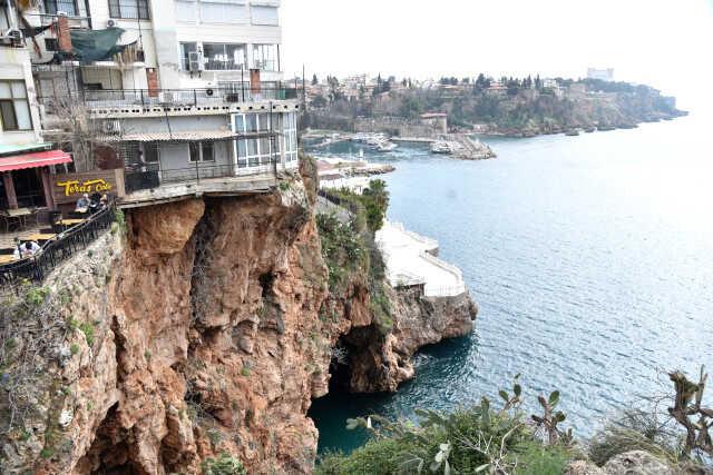 Falezlerde yarık oluşan kaya üzerine 'ev'