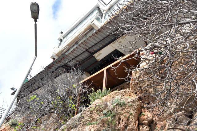 Falezlerde yarık oluşan kaya üzerine 'ev'