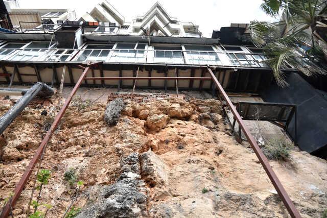 Falezlerde yarık oluşan kaya üzerine 'ev'