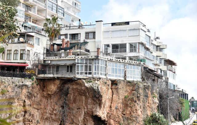 Falezlerde yarık oluşan kaya üzerine 'ev'