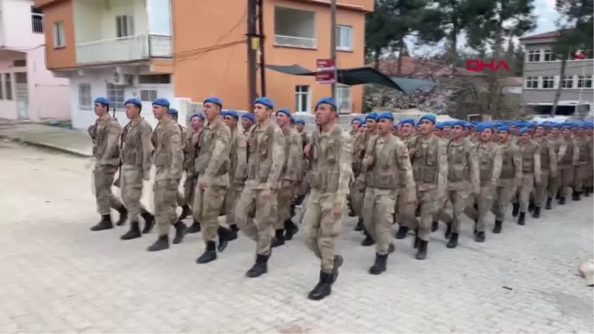 HATAY\'DA GÖREVLENDİRİLEN 2 BİN 700 ASKER, KOMANDO MARŞIYLA KENTTEN AYRILDI