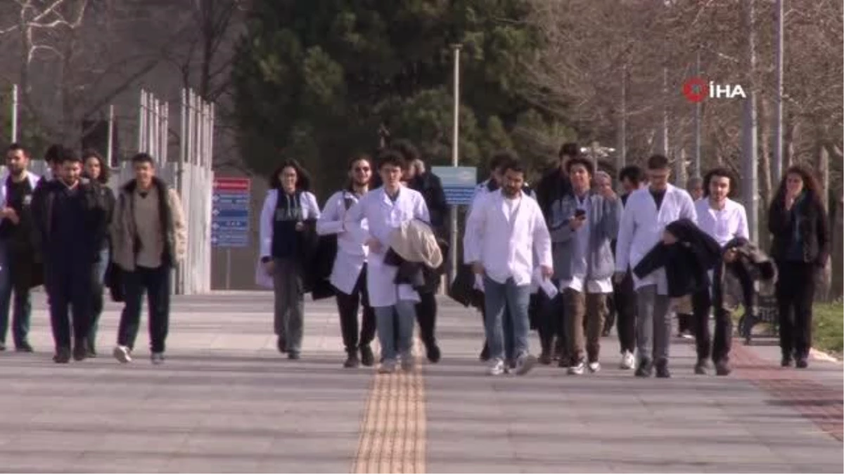 İstanbul Üniversitesi Veterinerlik fakültesi öğrencileri eylemlerini sürdürüyor
