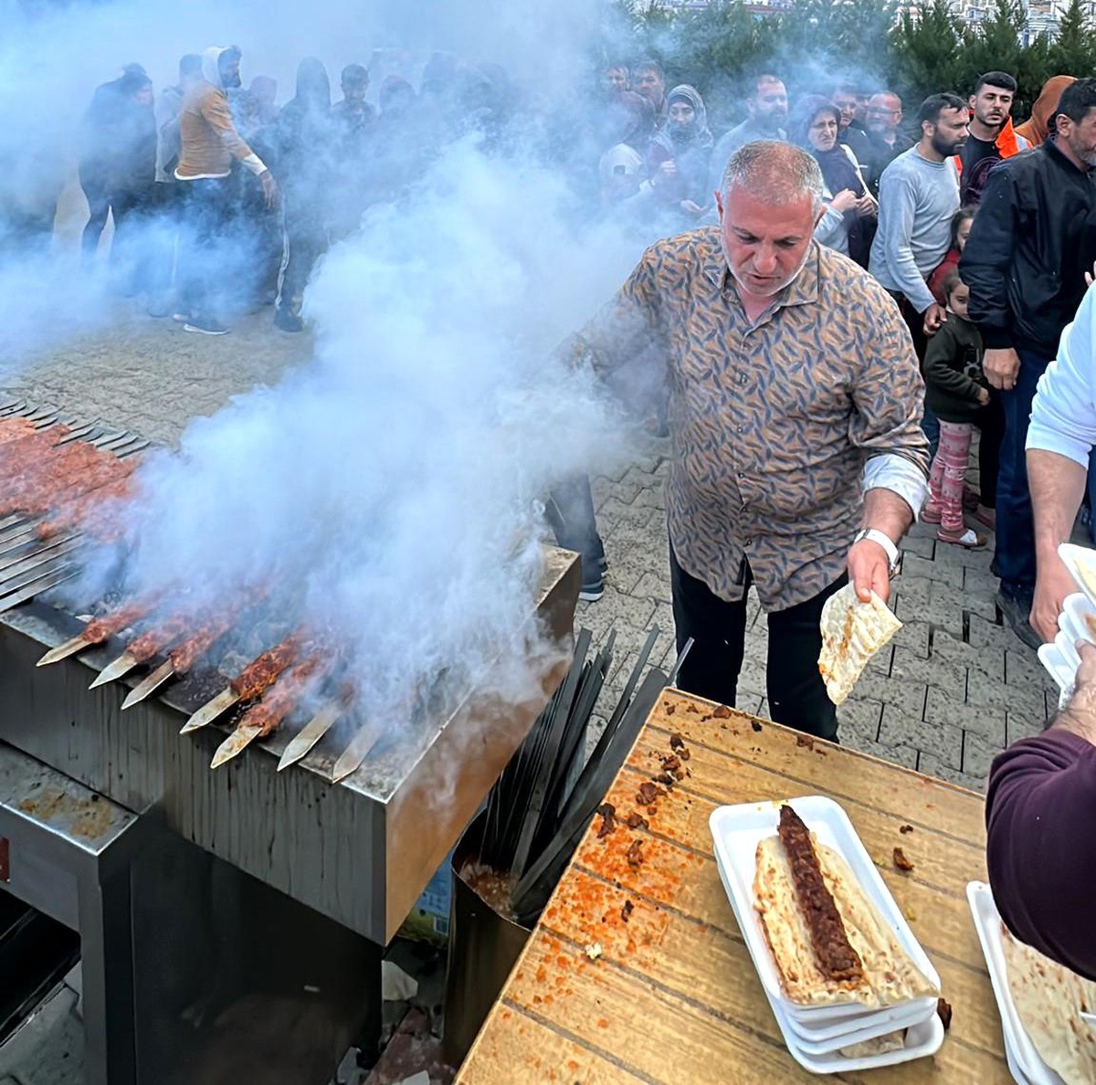 Kaburgacı Yaşar, Kahramanmaraş\'ta depremzedelere 10 bin kebap dağıttı