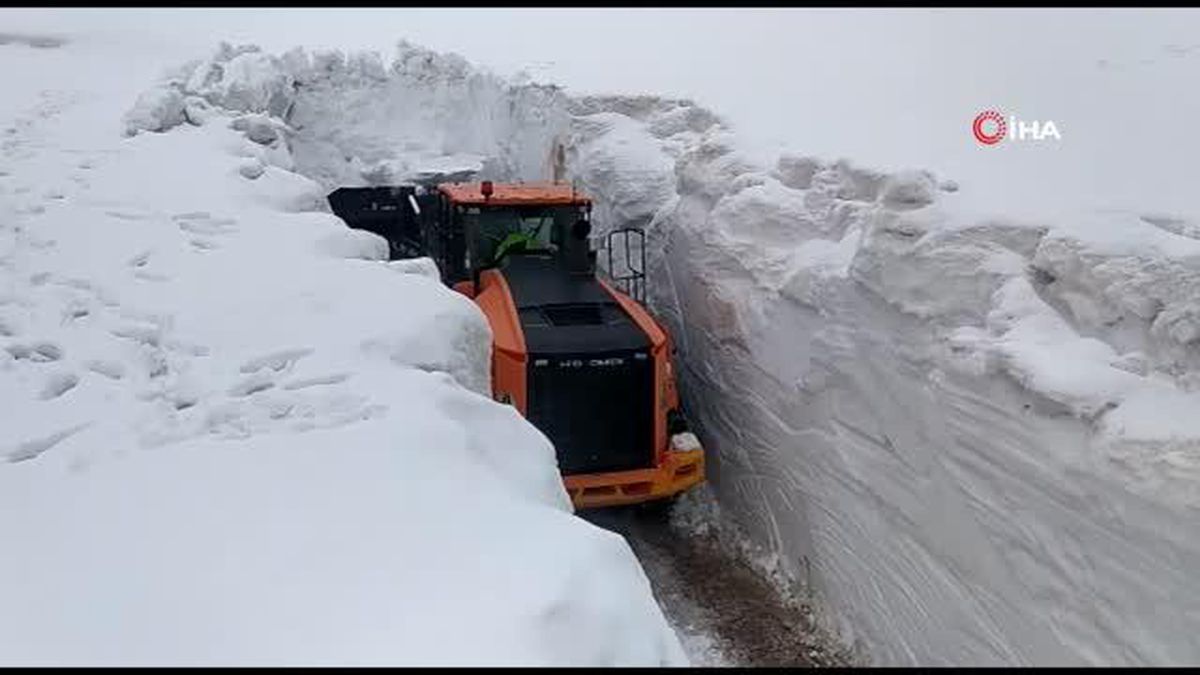 Karın kalınlığı iş makinesinin boyunu aştı: Açılan yollar tünelleri andırıyor
