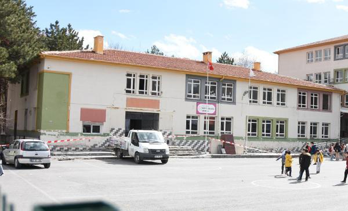 Kayseri\'de depremde hasar gören anaokulu boşaltılıyor