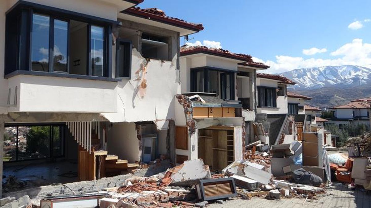 Kentin en prestijli bölgesiydi! Milyonluk villalar depremde kağıt gibi dağıldı