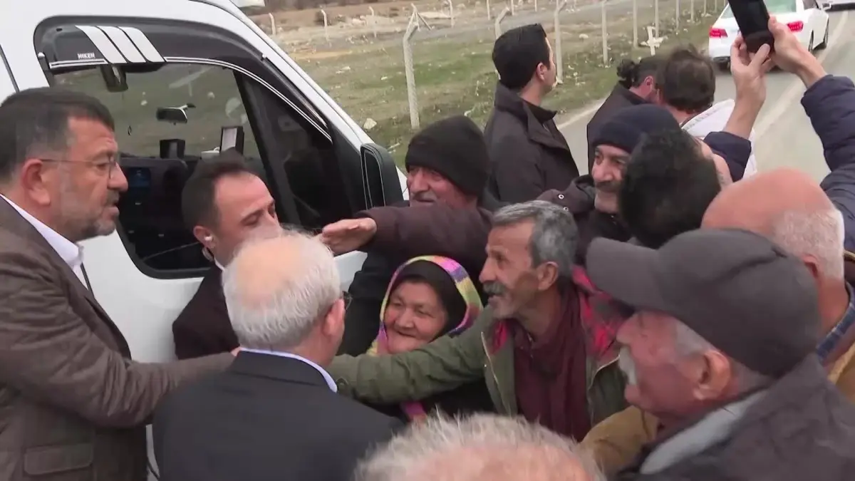 Malatyalı Depremzededen Kılıçdaroğlu\'na: "Muhalefetten Hep Fayda Gördük. İktidar Partileri de Geldi Burada, Şak Şak Fotoğraf Çekinip Gittiler.