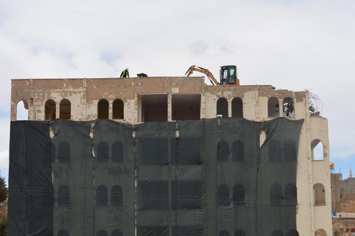 Mardin\'de 5 katlı betonarme bina yıkılıyor