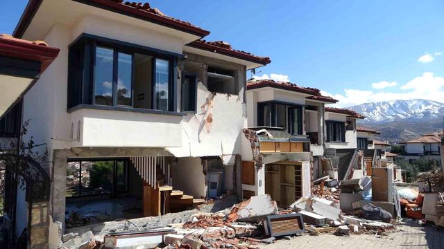 Milyonluk villalar depremde kağıt gibi dağıldı Milyonluk villalar depremde kağıt gibi dağıldı