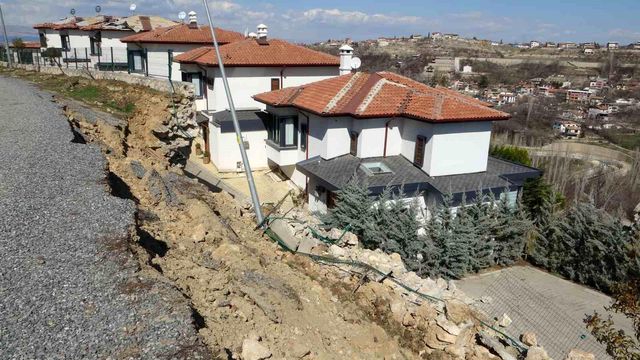 Milyonluk villalar depremde kağıt gibi dağıldı Milyonluk villalar depremde kağıt gibi dağıldı