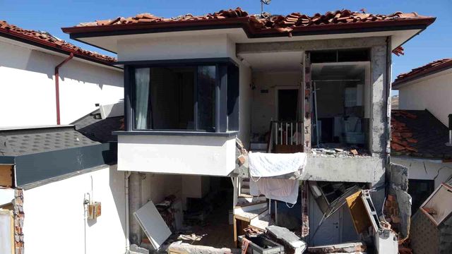 Milyonluk villalar depremde kağıt gibi dağıldı Milyonluk villalar depremde kağıt gibi dağıldı