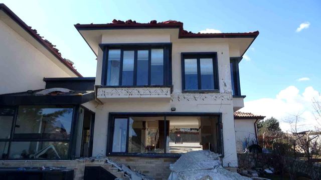 Milyonluk villalar depremde kağıt gibi dağıldı Milyonluk villalar depremde kağıt gibi dağıldı