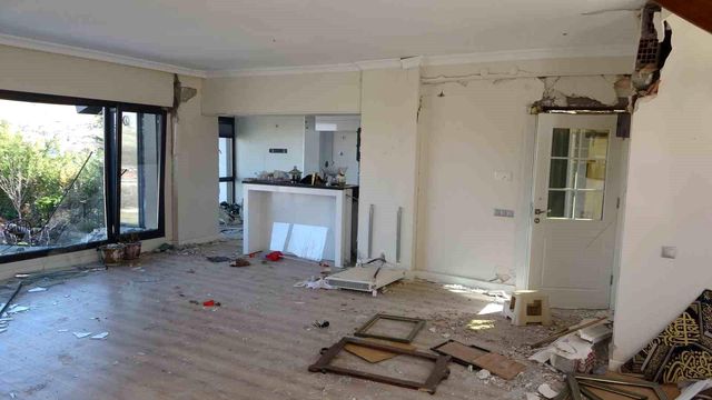 Milyonluk villalar depremde kağıt gibi dağıldı Milyonluk villalar depremde kağıt gibi dağıldı