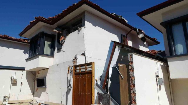 Milyonluk villalar depremde kağıt gibi dağıldı Milyonluk villalar depremde kağıt gibi dağıldı