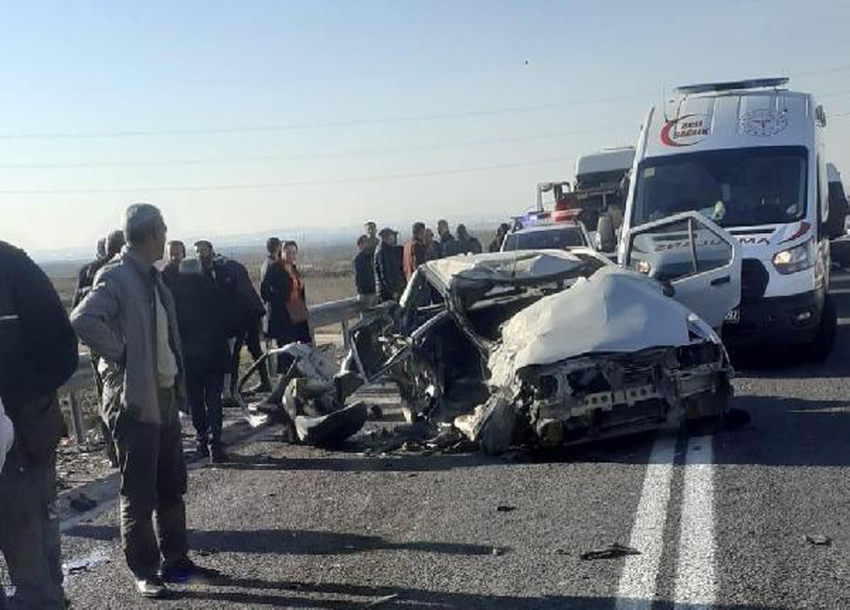 Otomobille kamyonetin çarpıştığı kazada baba- oğul öldü