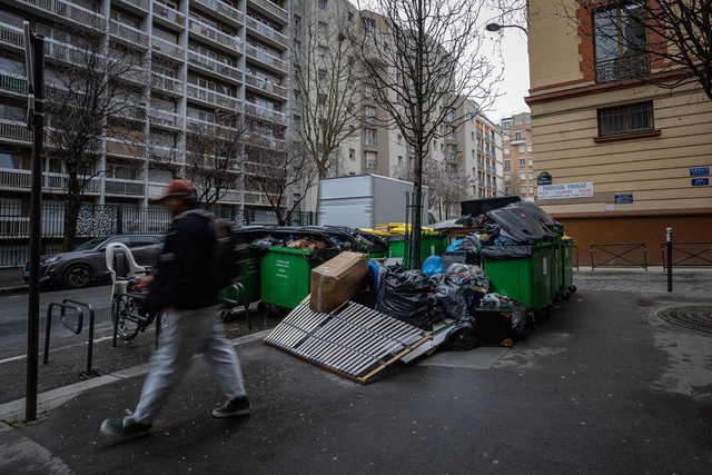 Paris Sokakları Grevler Yüzünden Çöp Yığınlarıyla Doldu Paris Sokakları Grevler Yüzünden Çöp Yığınlarıyla Doldu