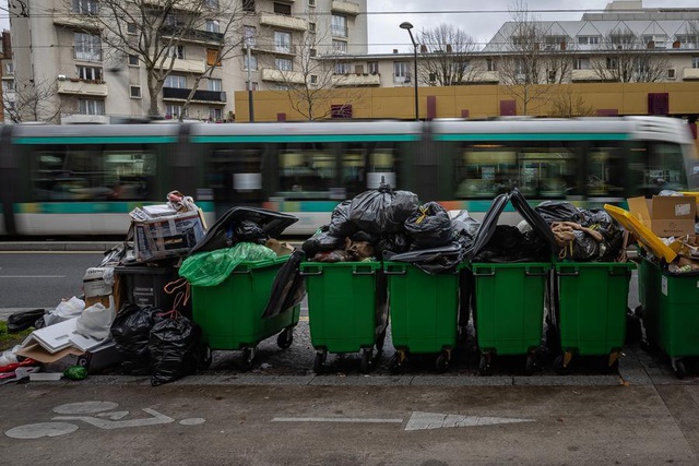 Paris Sokakları Grevler Yüzünden Çöp Yığınlarıyla Doldu Paris Sokakları Grevler Yüzünden Çöp Yığınlarıyla Doldu